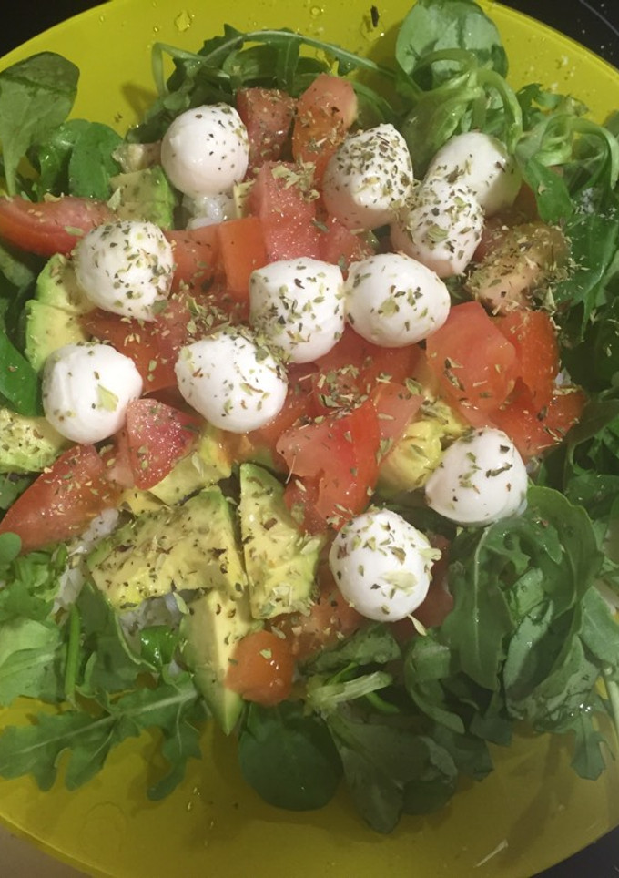 Una foto de Ensalada de arroz con aguacate