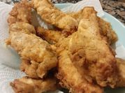 Una foto de condimentos para un pollo frito