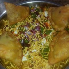 A picture of Samosa chat.