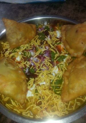 A picture of Samosa chat.