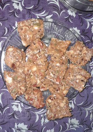 ડ્રાયફ્રુટ ચીક્કી (Dryfruit Chikki Recipe In Gujarati) રેસીપી મુખ્ય ફોટો