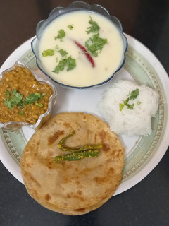 ગુજરાતી કઢી (Gujarati Kadhi Recipe In Gujarati) રેસીપી મુખ્ય ફોટો