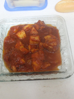 Una foto de Pechuga de pollo con tomate y daditos de manzana