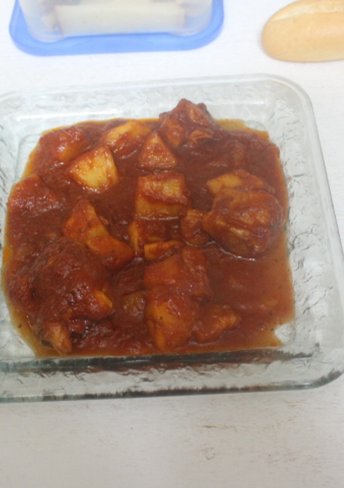 Una foto de Pechuga de pollo con tomate y daditos de manzana