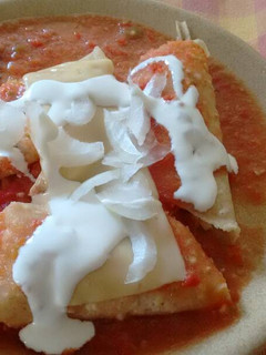 Una foto de Enchiladas suizas rojas. ॐ