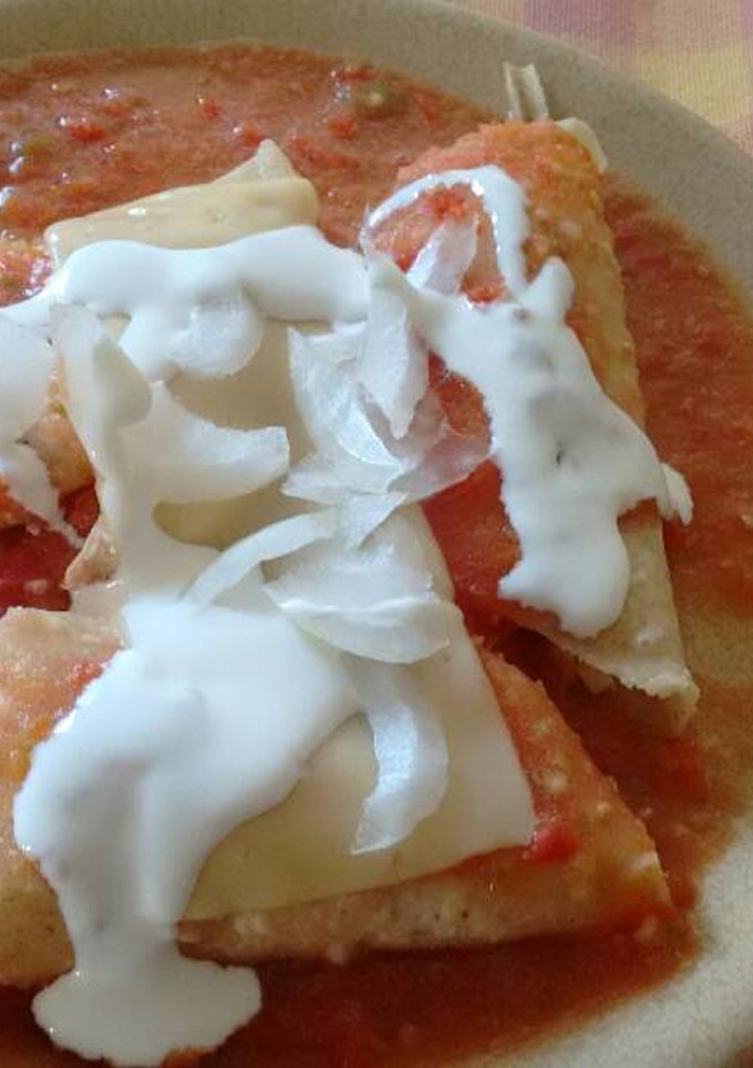 Una foto de Enchiladas suizas rojas. ॐ