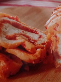 Una foto de Pan milhojas de sobrasada y queso