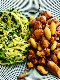 Una foto de Pollo con maíz y almendras con guarnición de tallarines de calabacín con albahaca y menta