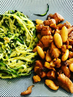 Una foto de Pollo con maíz y almendras con guarnición de tallarines de calabacín con albahaca y menta