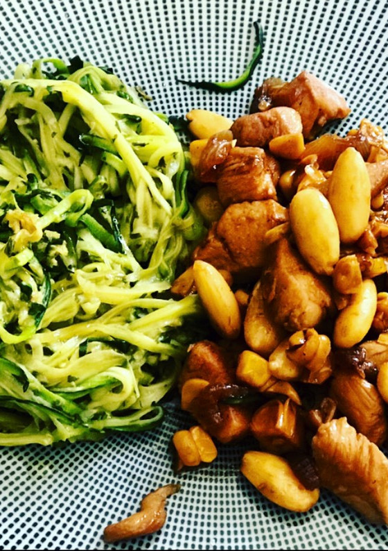 Una foto de Pollo con maíz y almendras con guarnición de tallarines de calabacín con albahaca y menta