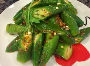 Hình của món Nhâm nhi với đậu bắp luộc,trộn sốt chua cay,dầu hào.