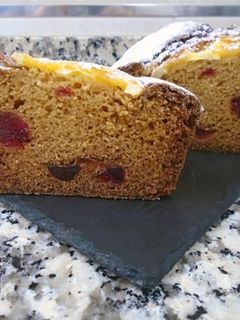 Una foto de Bizcocho de naranja y cerezas confitadas