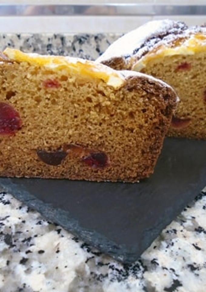 Una foto de Bizcocho de naranja y cerezas confitadas