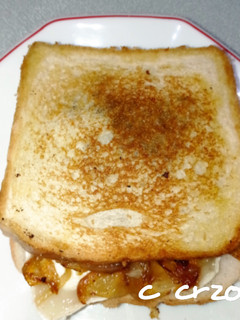 Una foto de Sándwich de cebolla caramelizada
