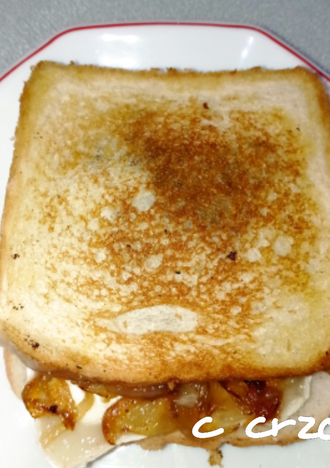 Una foto de Sándwich de cebolla caramelizada