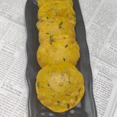 A picture of Methi masala Puri.