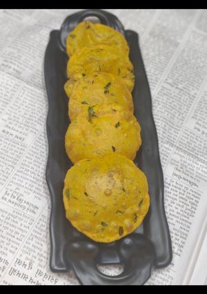 A picture of Methi masala Puri.