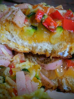 Una foto de Huevos, vegetales y jamón york en cama asada de pan baguette!