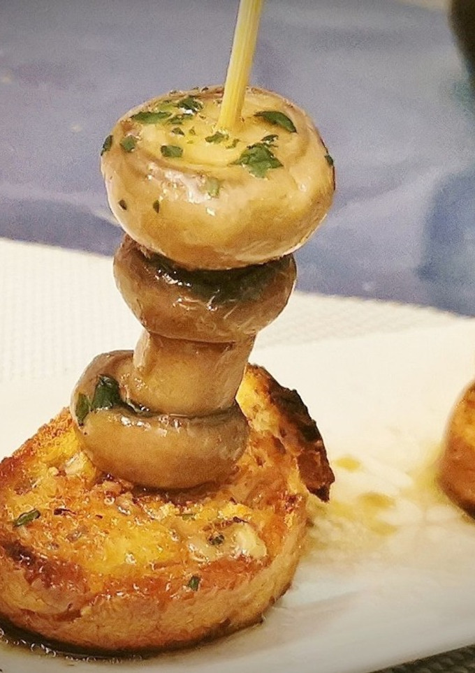 Una foto de Pincho de Champiñones en su salsa