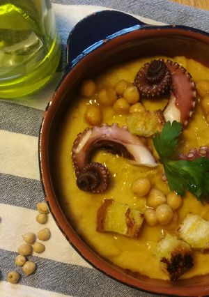 Foto di Vellutata di ceci e 🐙 polpo con crostini di pane 🍞