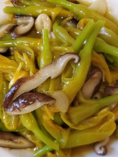 金針花炒生香菇 的食譜成品照片