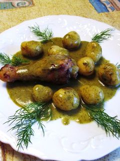 Una foto de Jamoncitos de pollo con patatas nuevas en salsa de eneldo