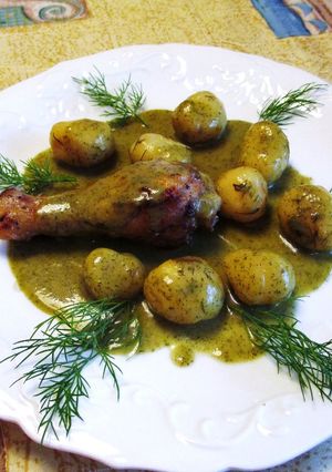 Foto principal de Jamoncitos de pollo con patatas nuevas en salsa de eneldo