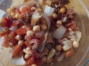 Una foto de ensalada de invierno vegana