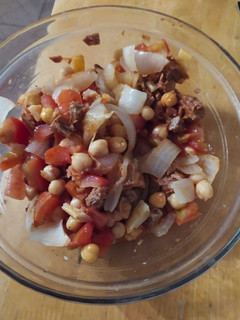 Una foto de Ensalada de garbanzos y carne deshilachada