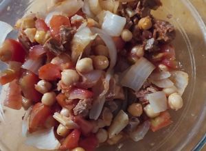Foto principal de Ensalada de garbanzos y carne deshilachada