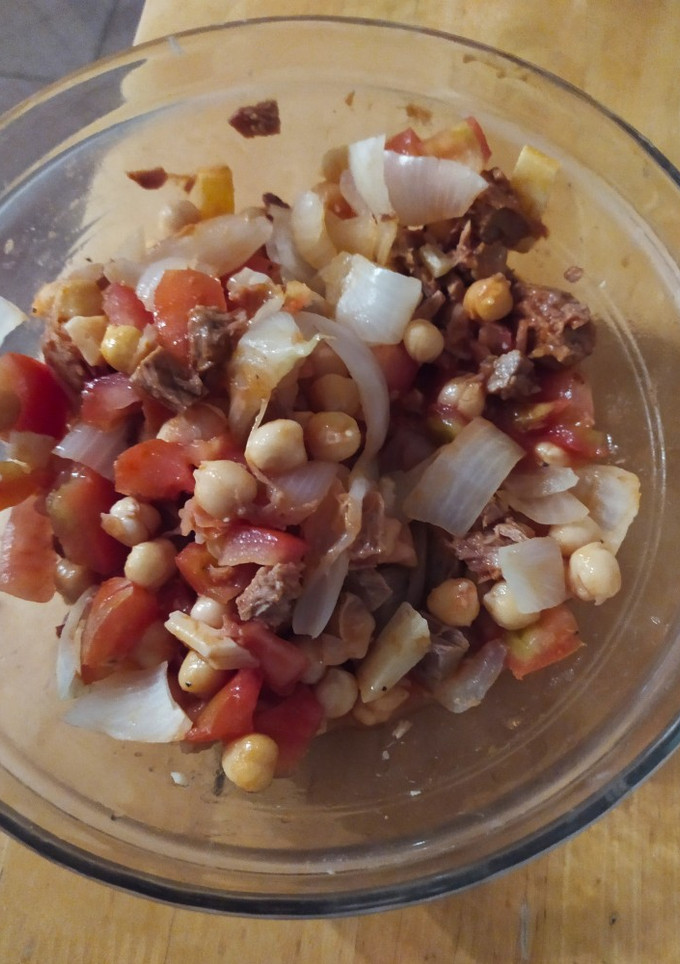 Una foto de Ensalada de garbanzos y carne deshilachada