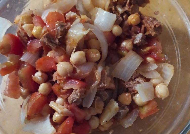 Ensalada de garbanzos y carne deshilachada