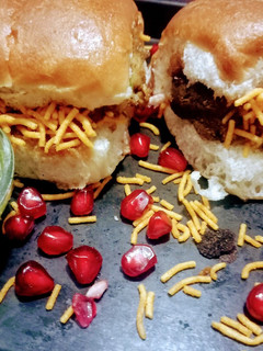 गुजराती दाबेली (Gujarati Dabeli recipe in hindi) रेसिपी मुख्य फोटो