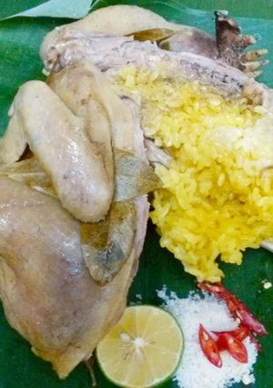 Hình của món Gà hấp xôi nghệ.