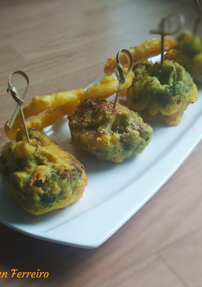 Una foto de Brócoli y aros de cebolla en tempura de azafrán