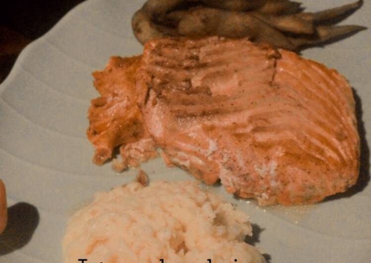 Langkah Mudah untuk Membuat Grilled Salmon with Mashed Potatoes yang Sempurna