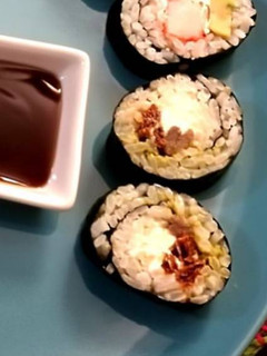 Una foto de Sushi de pesto, tomate seco y anchoa