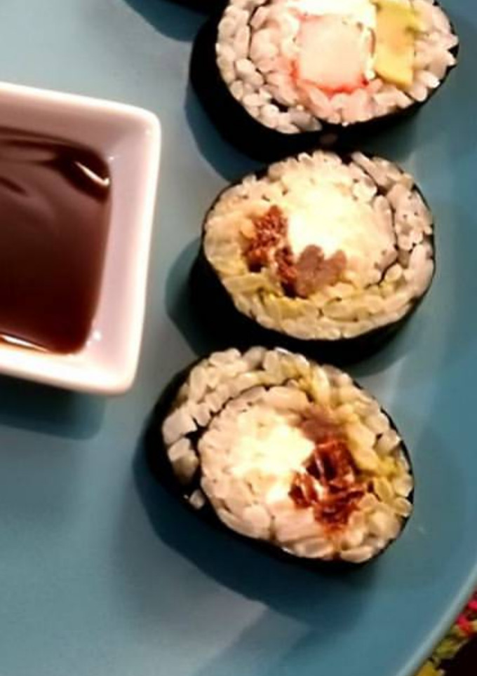 Una foto de Sushi de pesto, tomate seco y anchoa