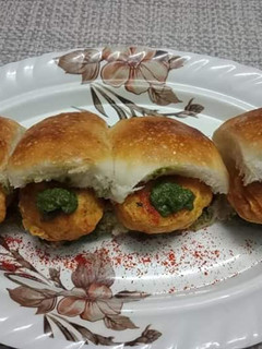 वड़ा पाव (Vada Pav recipe in Hindi) रेसिपी मुख्य फोटो