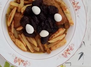 صورة لوصفة دجاج البلدي بالبرقوق و بيض السمان
