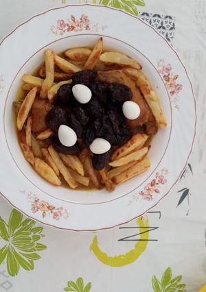 صورة لوصفة دجاج البلدي بالبرقوق و بيض السمان