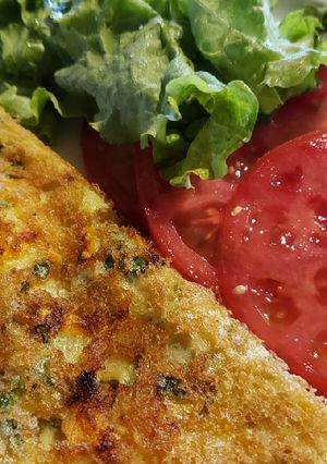 Una foto de Omelette con tomate y lechuga