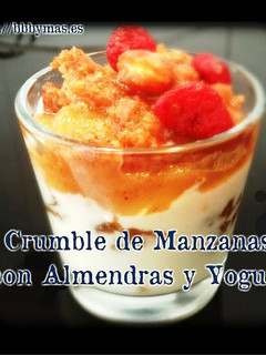 Una foto de Crumble de manzana con almendras y yogurt