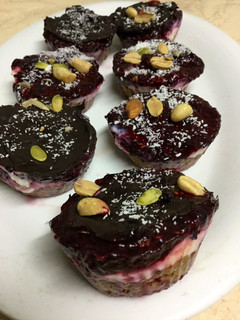 Una foto de Pastelitos crudos de limón y frutos rojos