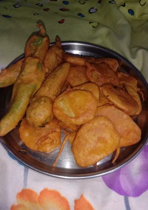 બટાકા અને મરચા ના ભજીયા (Bataka Marcha Bhajiya Recipe In Gujarati) રેસીપી મુખ્ય ફોટો