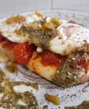 Tosta de huevo frito, tomate cherry con pesto y queso fundido