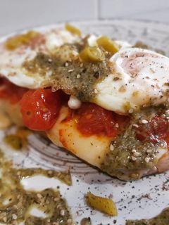 Una foto de Tosta de huevo frito, tomate cherry con pesto y queso fundido