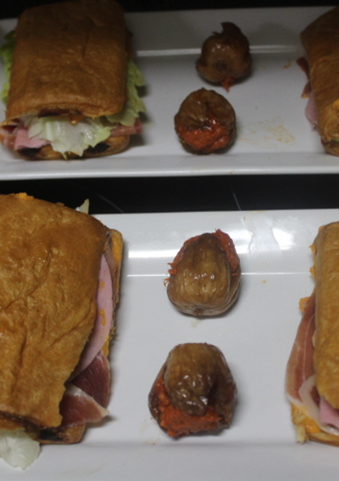 Una foto de Bollitos con chocolate, tomate y doble de jamón