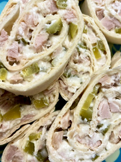 Uborkás tortilla tekercs recept fotója