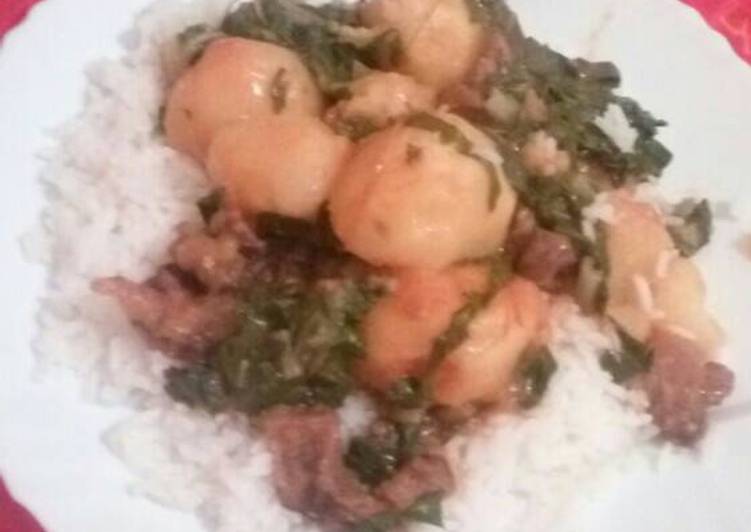 Rice with a spinach and beef stew